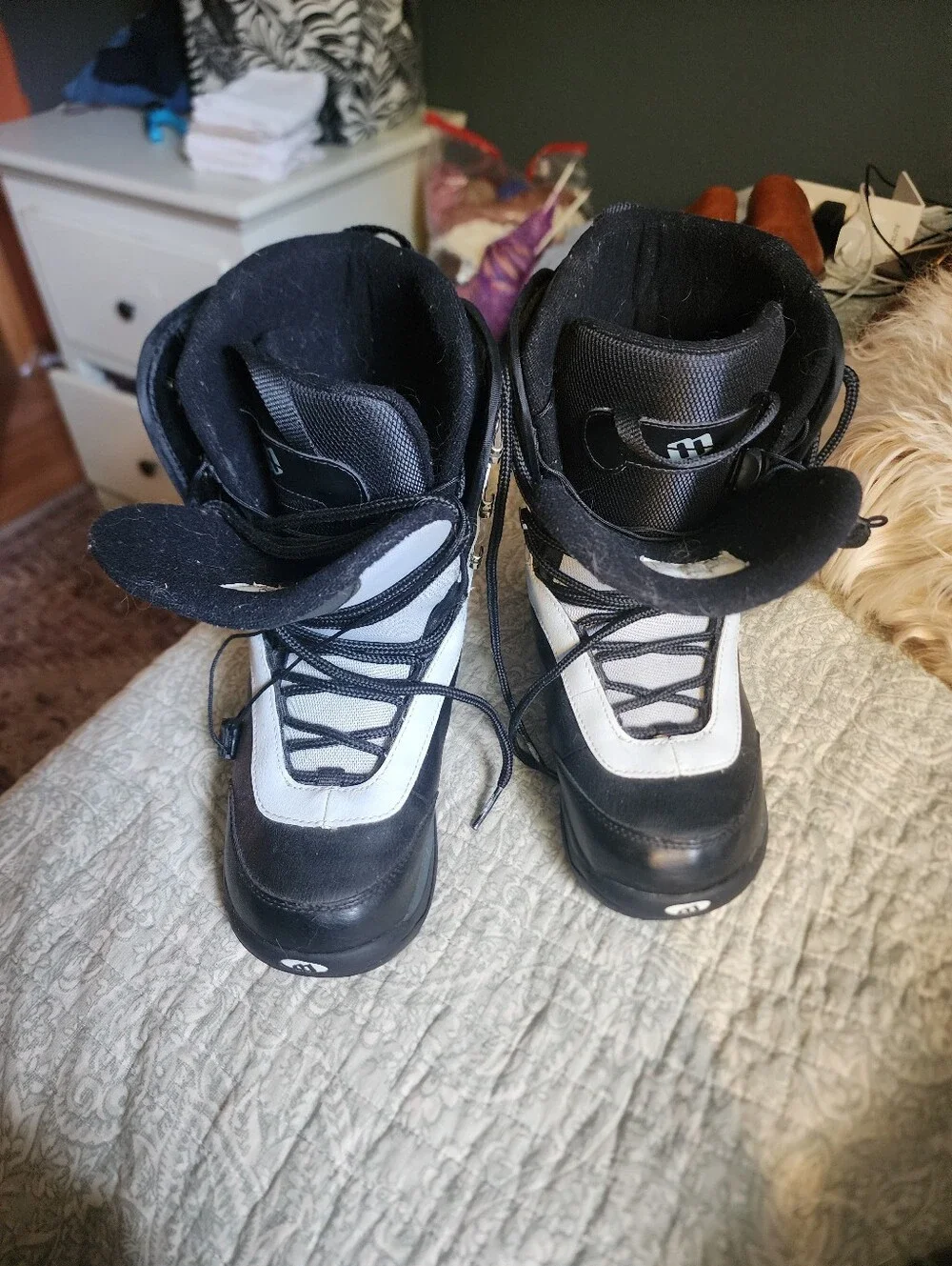 Womens Black and White Snowboard Boots - Brand: Unknown